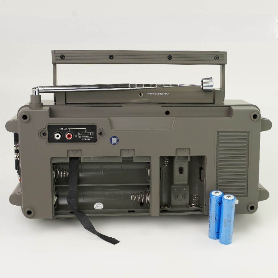 Профессиональный радиоприемник Tecsun S-2200x фото сзади с открытыми крышками отсеков для элементов питания